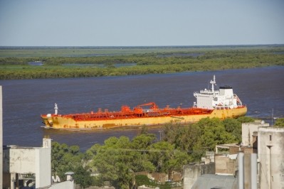 Cargo ship in Rosario, Argentina  © GettyImages/claudiio Doenitz