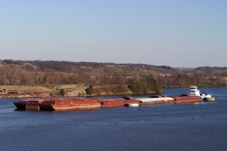 Tugboat uses its power to push a number of barges to the locks near Starved Rock State Park on the Illinois River. © GettyImages/Chimperil59