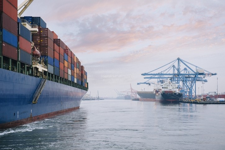 Container ship on river harbor, Tacoma, Washington, US © GettyImages/Pete Saloutos