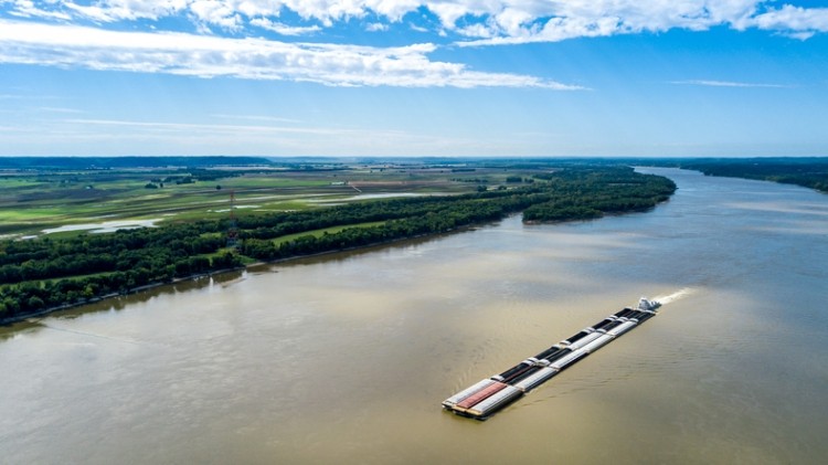 Barge transportation on the Mississippi River © GettyImages/CH89R01