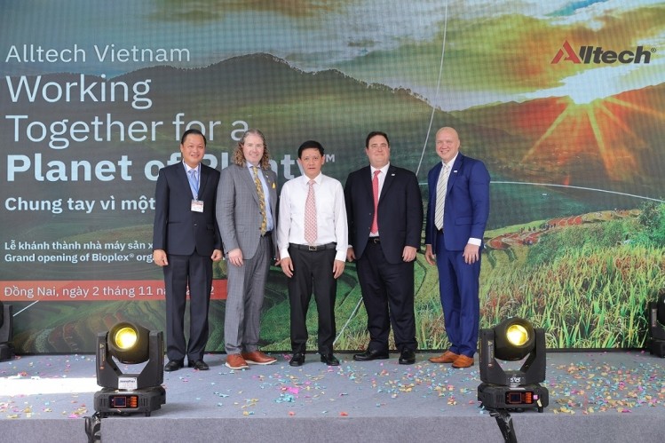 Left to right: Lai Xuan Sam, Deputy Director, Sonadezi; Dr Mark Lyons, President and CEO, Alltech; Duong Tat Thang, General Director of the Livestock Production Department, Ministry of Agriculture and Rural Development; Jonathan Wilson, President, Alltech Asia Pacific; and Keith Gribbins, Director of Operations, Alltech Asia Pacific  © Alltech 